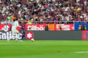 亚马尔社媒晒福特决赛场边热身时反应，调侃队友戏太多